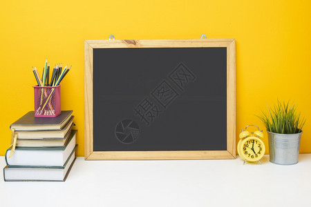 黄色背景学校设备教育背景图片