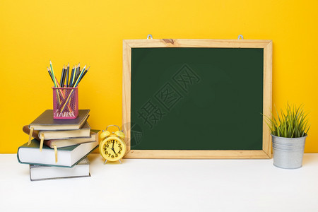 黄色背景学校设备教育背景图片