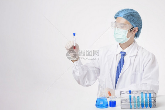 医生在白背景上 进行受感染的 -19血液测试图片