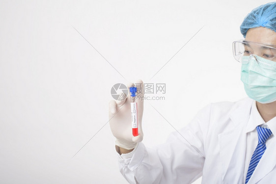医生在白背景上 进行受感染的 -19血液测试图片