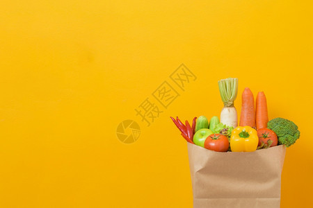 黄背景的杂货袋蔬菜图片