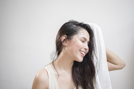 洗完澡后女人用毛巾擦头发图片