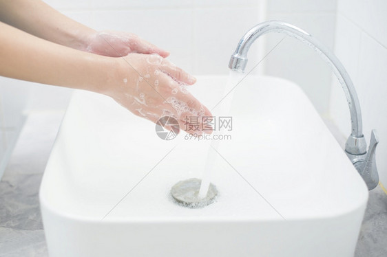 女人在洗手图片