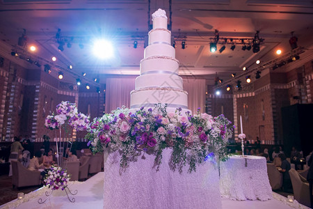 婚礼大厅的蛋糕图片