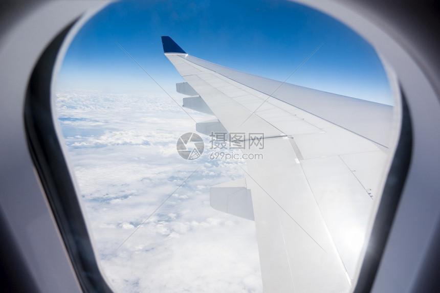 在飞机的窗口看到美丽的景色和机翼图片