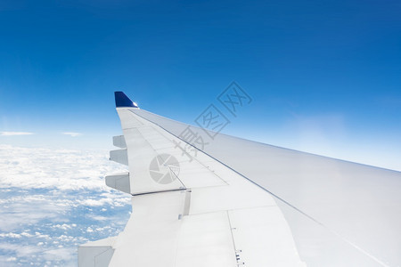 在飞机的窗口看到美丽的景色和机翼图片