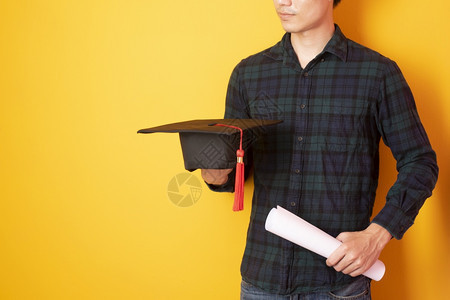 大学男生拿着毕业帽和毕业证图片