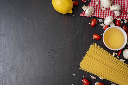 黑木桌的意大利面粉成分顶层风景图片