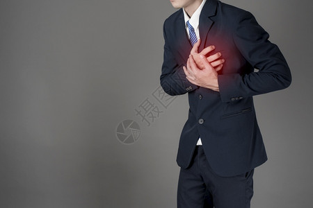 商人是心脏病发作灰背景在工作室图片