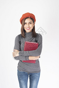 年轻女青年戴着橘色帽子手上抱着书图片