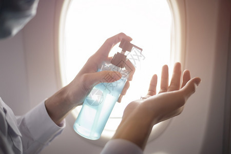 飞机上的乘客在给自己的手消毒图片