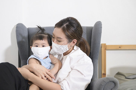 亚洲母亲和女儿戴着保护面罩家庭安全健康母亲和女儿戴着保护面罩家庭健康图片
