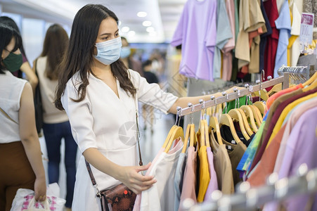 戴面罩的妇女是指在购物中心穿服的有面罩妇女在购物中心穿服的有面罩妇女是指在购物中心穿服的妇女图片