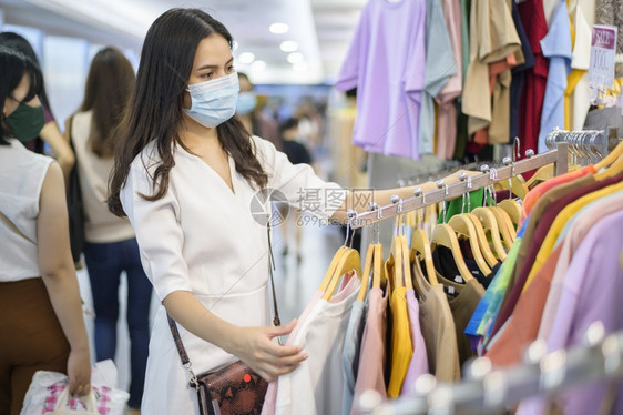 戴面罩的妇女是指在购物中心穿服的有面罩妇女在购物中心穿服的有面罩妇女是指在购物中心穿服的妇女图片