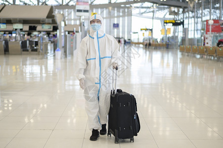 亚裔男子在国际机场安全旅行保护与社会疏远概念亚裔男子在国际机场社会疏远概念图片