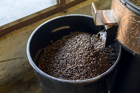 咖啡豆在咖啡店的烘焙机里烘焙咖啡豆在咖啡店的烘焙机里烘焙图片