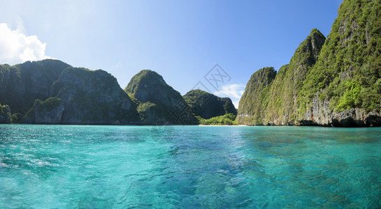 热带海滩绿和白沙风景美丽与蓝色天空相对泰国菲岛的玛雅湾泰国菲岛的玛雅湾热带海滩绿和白沙风景美丽泰国菲岛的玛雅湾图片