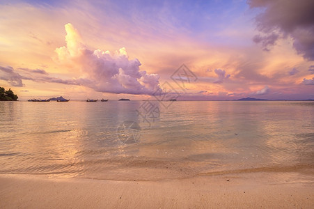 清晨的海滩和天空美丽景色图片