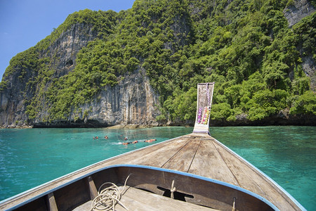 泰国菲群岛河传统长尾船在海洋上浮和潜水时的景象泰国菲群岛传统长尾船在海洋上浮和潜水时的景象图片