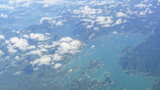 在飞机上空拍摄的热带岛屿和绿石清海的景象照片图片