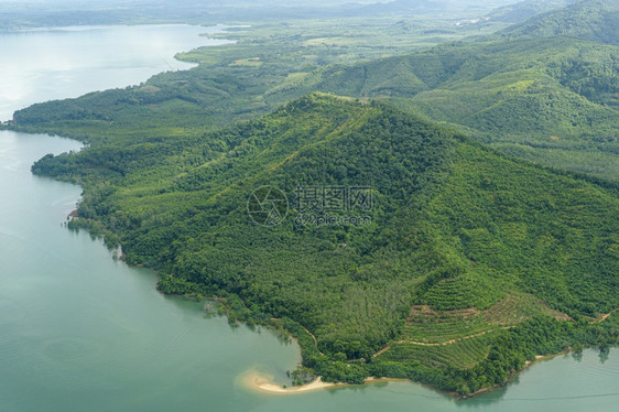 在飞机上拍摄的热带岛屿和绿石清海景象照片图片