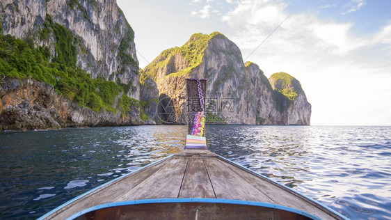 泰国传统的长尾船在阳光明媚的日子披披群岛泰国晴朗的海面和天空图片