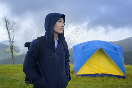 在热带气候的雨季在美丽绿色山上享受和放松在热带气候的雨季旅行者在美丽的绿色山上享受和放松在热带气候的雨季旅行者在美丽的绿色山上享图片