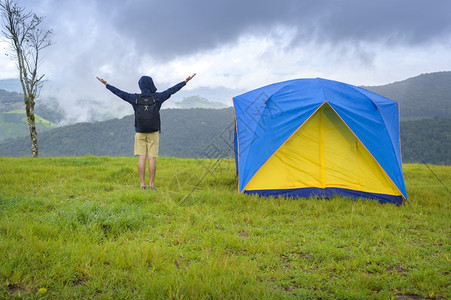 在热带气候的雨季在美丽绿色山上享受和放松在热带气候的雨季旅行者在美丽的绿色山上享受和放松在热带气候的雨季旅行者在美丽的绿色山上享图片