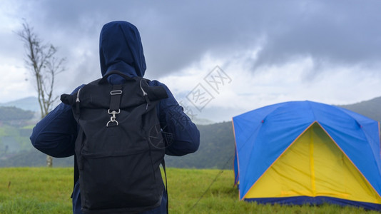 在热带气候的雨季在美丽绿色山上享受和放松在热带气候的雨季旅行者在美丽的绿色山上享受和放松在热带气候的雨季旅行者在美丽的绿色山上享图片