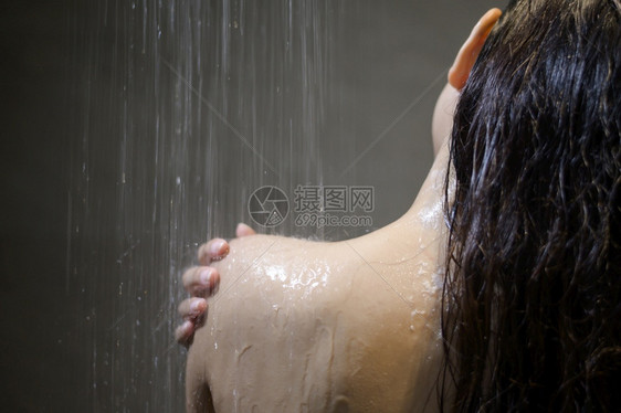 年轻美女在家浴室洗澡图片