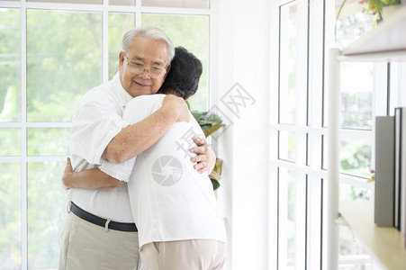 年长的夫妻在家里拥抱图片