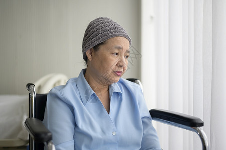 患有抑郁和绝望的亚洲癌症妇女在医院戴头巾图片