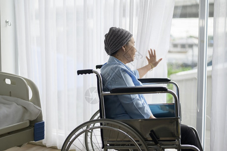患有抑郁和绝望的亚洲癌症妇女在医院戴头巾背景图片