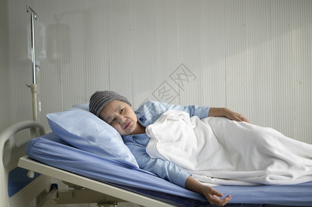 患有抑郁和绝望的亚洲癌症妇女在医院戴头巾图片
