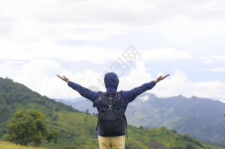 一个旅行者享受和放松美丽的绿色山景在雨季热带气候图片