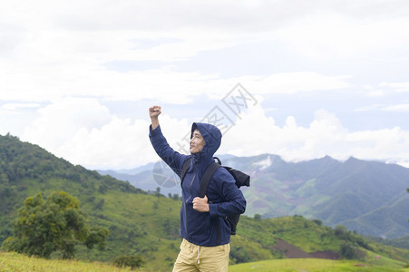 一个旅行者享受和放松美丽的绿色山景在雨季热带气候图片