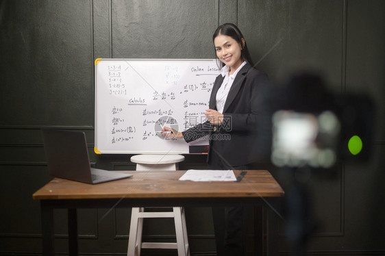 一名年轻女教师正在远程教学图片