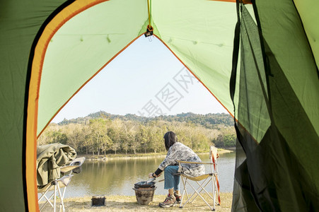 旅行女在露营旅游目的地自然旅游概念中做饭旅行女在露营自然旅游概念中做饭图片