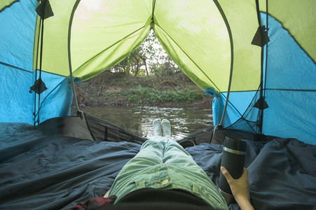 年轻旅行者女子在帐篷露营中享受自然图片