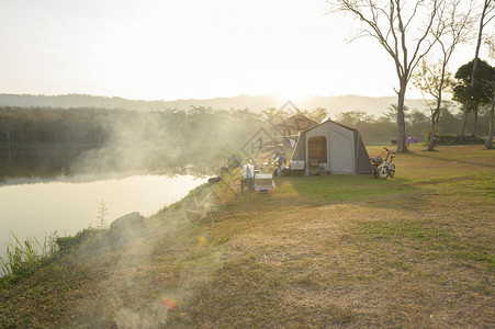 清晨在河附近露天营旅行和假日概念图片