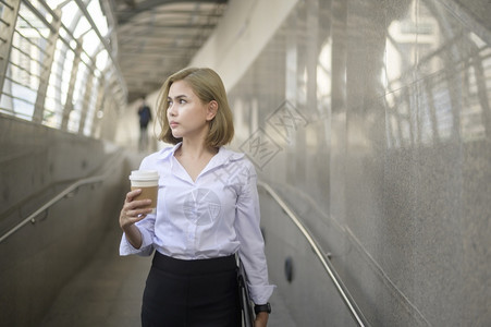 美丽的年轻白人女商在现代城市工作的肖像图片