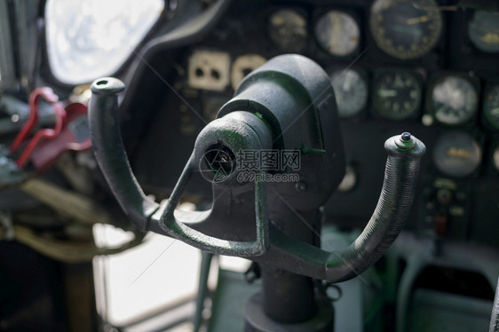 旧式飞机驾驶舱的控制面板图片