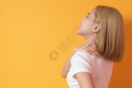 短金发女人的肖像短金发女人的背痛在工作室图片