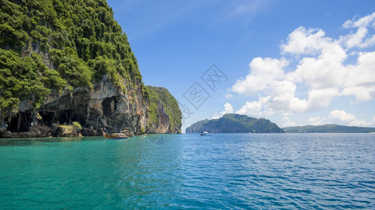 热带海滩绿化和白沙的美丽景色与蓝天空相对背景图片