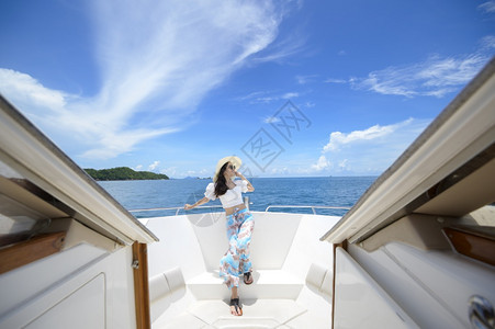 兴奋的旅游者享受和放松在快艇上享受和放松对海洋山的景色一如美兴奋的旅游者享受和放松在快艇上享受和放松对海洋山的景色一如美图片