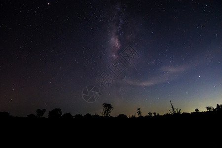 夜间和银河边的天空背景图片