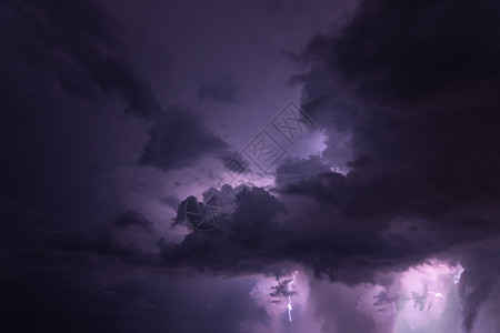 夜里有闪电和雨云图片