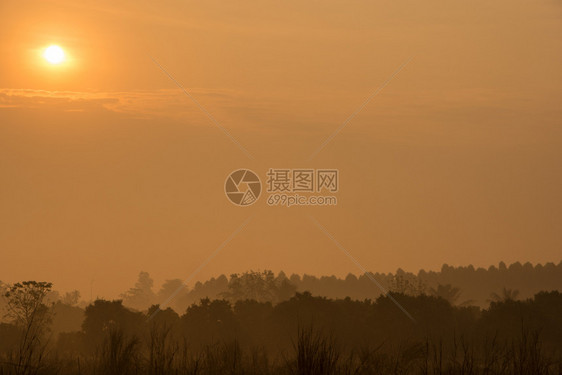 黎明时天空和阳光图片