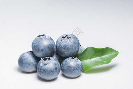 白背景蓝莓图片