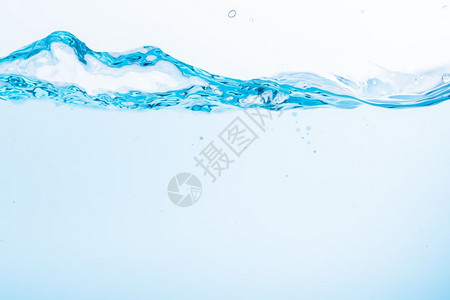 蓝色水浪表面在白背景上喷洒背景图片